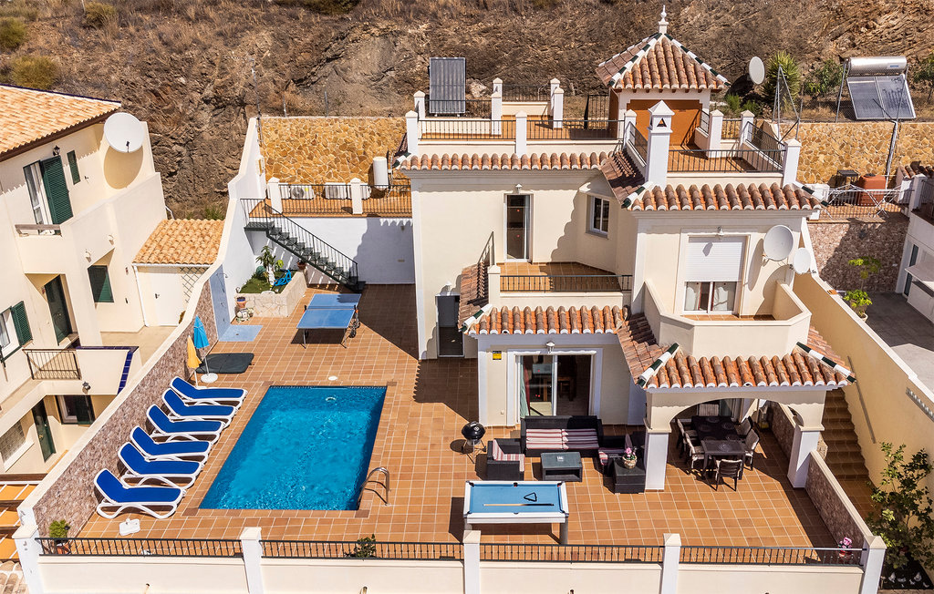VILLA WITH THREE BEDROOMS, THREE BATHROOMS, LARGE TERRACE WITH POOL AND IMPRESSIVE VIEWS