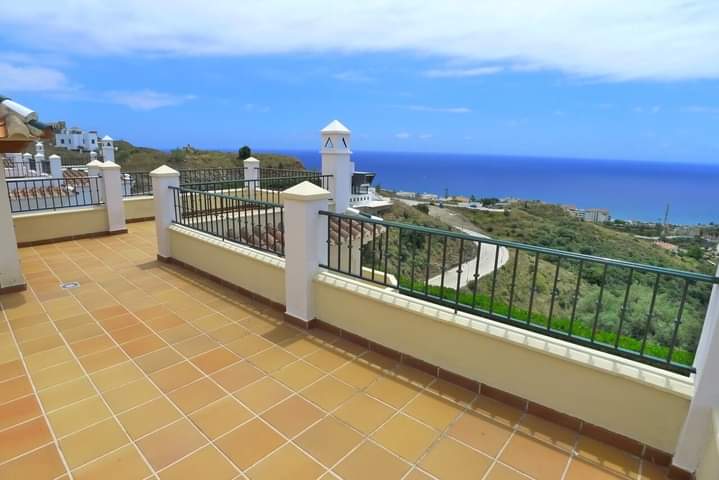 VILLA WITH THREE BEDROOMS, THREE BATHROOMS, LARGE TERRACE WITH POOL AND IMPRESSIVE VIEWS
