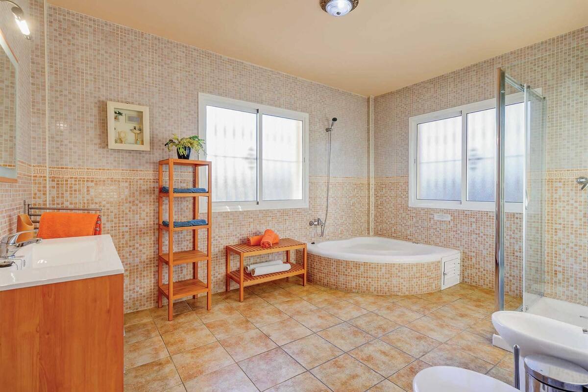 VILLA WITH FOUR BEDROOMS AND POOL IN A QUIET ENVIRONMENT IN TORROX